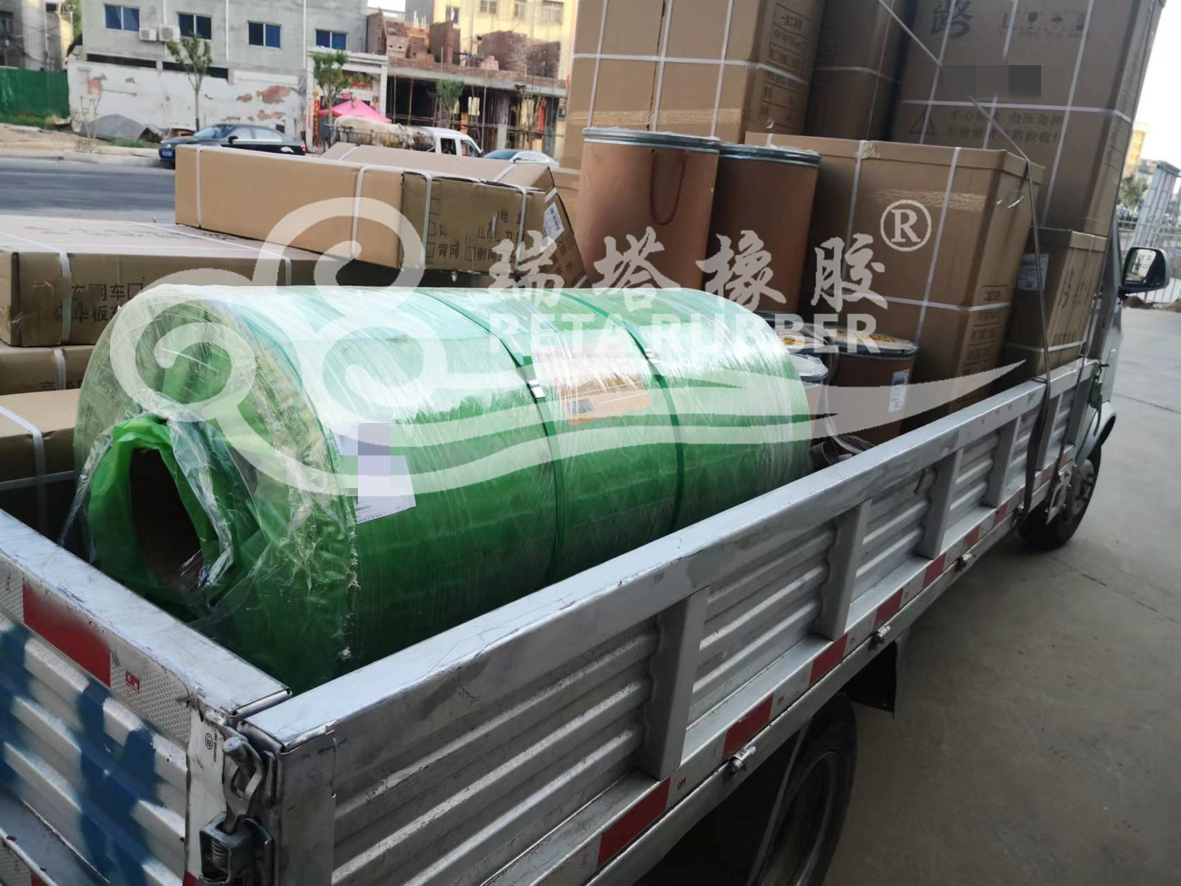 客戶定購滾筒包膠膠板及膠水材料發(fā)貨